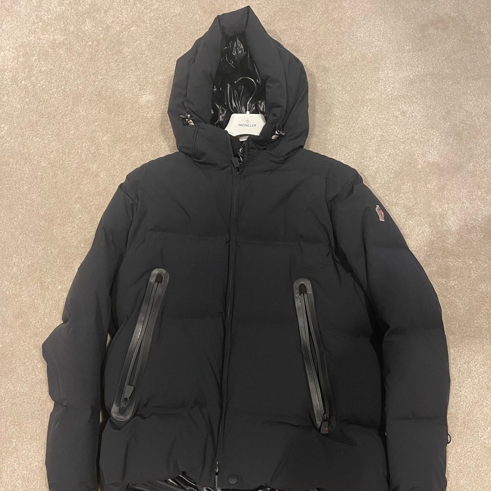 Worn twice men’s moncler Grenoble jacket   Size 5